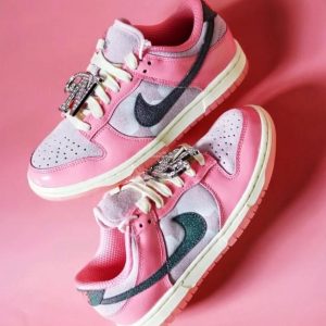 Nike Dunk Low  Barbie